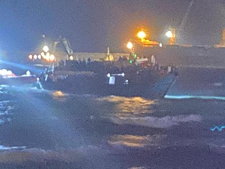 Migranti: in 400 su peschereccio incagliato in porto Pozzallo © Ansa