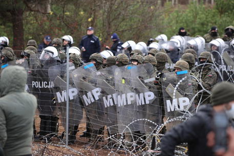 Migranti al confine bielorusso-polacco © EPA