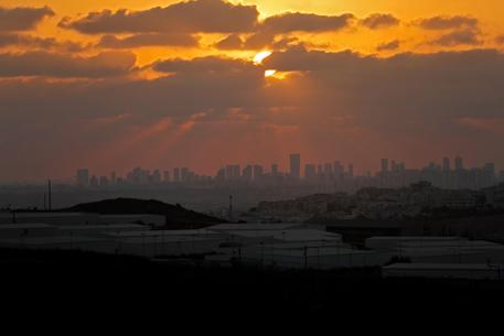 Tramonto su Tel Aviv in un'immagine d'archivio © AFP