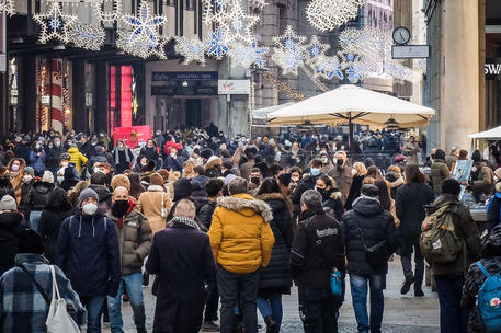 Folla nelle vie del centro di Milano © ANSA