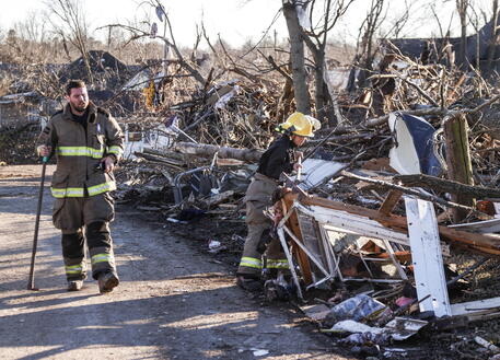 La distruzione dopo un tornado, foto di ARCHIVIO © EPA