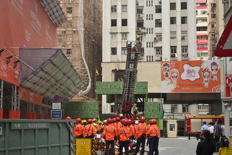 Le operazioni di soccorso al Word Trade Centre di Hong Kong © AFP