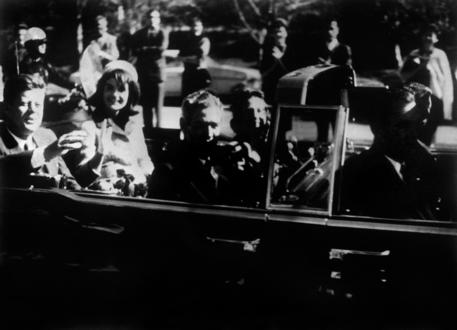 John F. Kennedy con la moglie Jacqueline poco prima dell'omicidio © AFP
