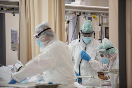 Operatori sanitari al lavoro nella terapia intensiva dell'Ospedale Sant'Orsola di Bologna. Immagine d'archivio © ANSA