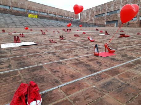 Scarpe rosse nella piazza di Fiumicino © ANSA