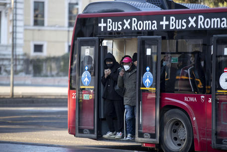 Un autobus nel piazzale antistante la stazione Termini, Roma © ANSA