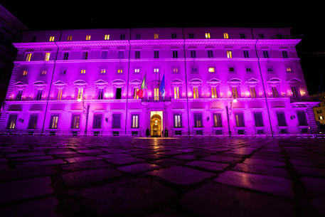 In una foto resa disponibile dall'ufficio stampa, Palazzo Chigi illuminato di viola in in occasione della Giornata internazionale delle persone con disabilita' © ANSA