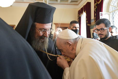 Papa Francesco e l'arcivescovo di Cipro, Chrysostomos II © EPA
