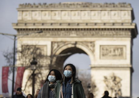 Francia, obbligo di mascherina dai 6 anni nei luoghi pubblici © EPA