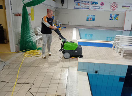 Nuoto: ex ct Giuliani pulisce piscine, 'importante avere lavoro' © ANSA