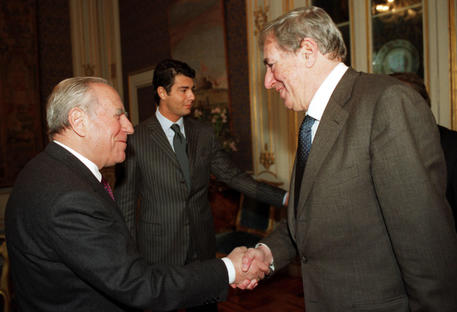 Demetrio  Volcic stringe la mano all'allora presidente della Repubblica Carlo Azeglio Ciampi il 26 gennaio 2000 © AP