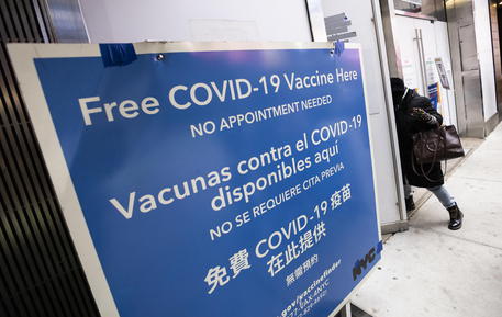 Coronavirus vaccine mandate in New York City © EPA
