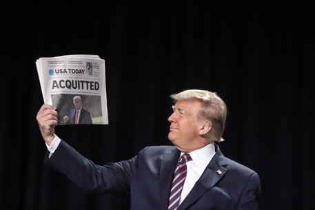 Trump dopo la prima assoluzione dall'impeachment, con una copia di Usa Today e il titolo 'Assolto' - 6 febbraio 2020 - Foto Epa Oliver Contreras © EPA