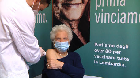 Liliana Segre vaccinata al Fatebenefratelli di Milano © ANSA