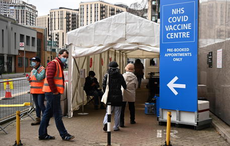 Vaccinazione anti Covid-19 a Londa © EPA