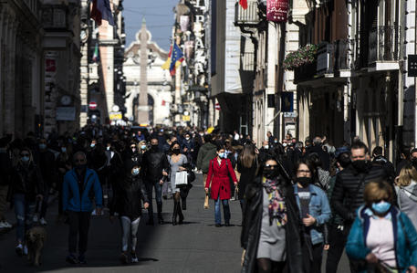 Persone passeggiano in Via del Corso a Roma in una foto recente © ANSA