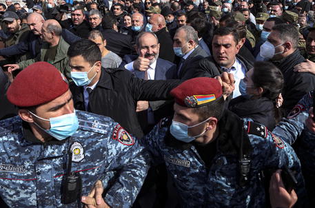 Sostenitori del premier armeno Pashinyan in marcia a Erevan © EPA