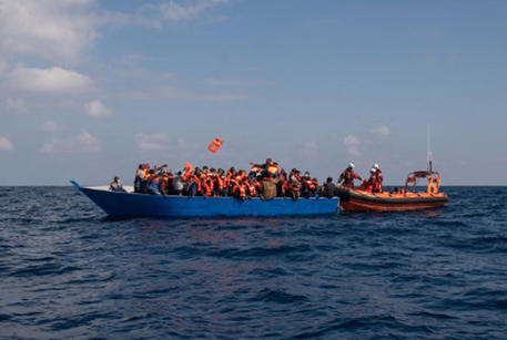 Barcone con migranti. Immagine tratta dal profilo Twitter di Sea-Watch Italy © ANSA