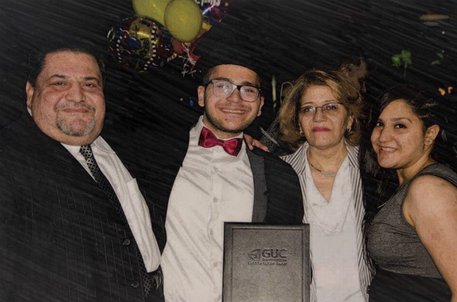 Patrick Zaki con la sua famiglia, in una foto concessa all'ANSA dalla sorella Marise © ANSA
