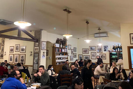 La sala interna di un ristorante a Nuoro nel primo giorno della Sardegna zona bianca, 1 marzo 2021 © ANSA