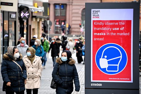 La gente con le mascherine per le strade di Berlino © EPA