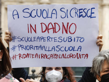 Manifestazione 'Priorità alla scuola' a Roma © ANSA