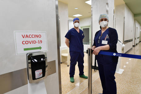 Un centro vaccini a Genova © ANSA