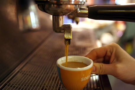 Un caffè espresso al bar in preparazione © ANSA