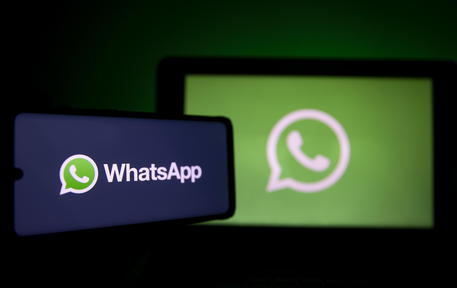 WhatsApp down, segnalazioni anche per Facebook e Instagram © EPA