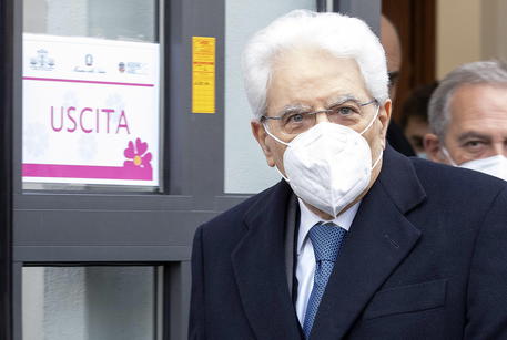 Il presidente Mattarella dopo la somministrazione della prima dose in una foto del 9 marzo scorso © EPA