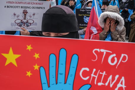 Una manifestazione contro le autorità cinesi © EPA