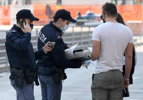 Covid: controlli Polizia in piazza Duomo © ANSA