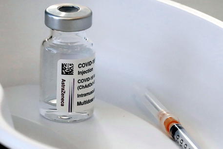 Una fiala del vaccino prodotto da AstraZeneca © EPA