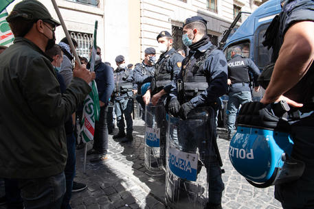 Un momento della manifestazione dei lavoratori Alitalia a Cityliner al Mise a Roma © ANSA