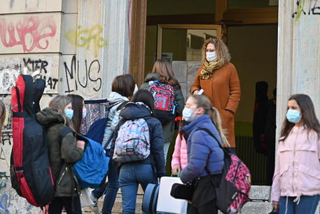 Studenti davanti ad una scuola di Torino © ANSA