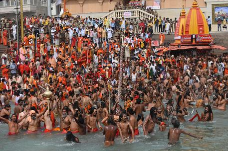 India, folla nel Gange per il 'bagno reale', 12 aprile 2021 © AFP