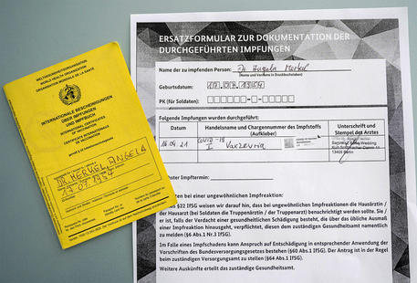 Il certificato di vaccinazione con AstraZeneca di Angela Merkel,  in un'immagine postata su Twitter dal suo portavoce © ANSA