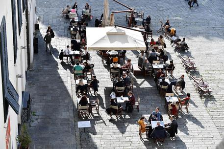 Un ristorante all'aperto a Genova © ANSA