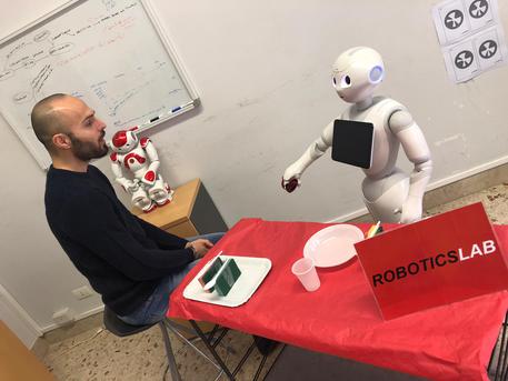 Un esperimento con il robot che pensa ad alta voce (fonte: Arianna Pipitone e Antonio Chella/Università di Palermo) © Ansa