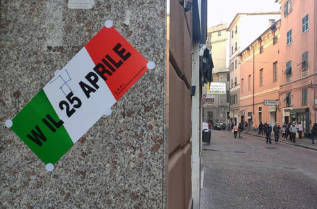 25 April: swastikas on Anpi flags in Genoa © ANSA