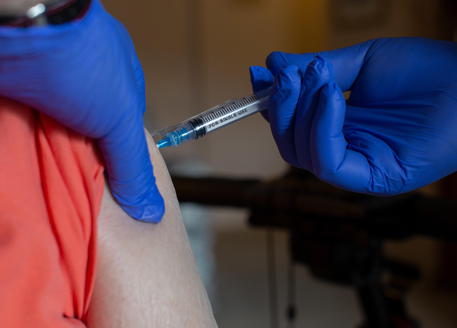 La somministrazione di un vaccino © EPA
