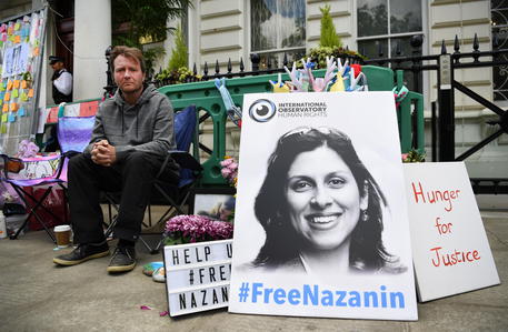 Il marito di Nazanin Zaghari-Ratcliffe con l'immagine della moglie © EPA