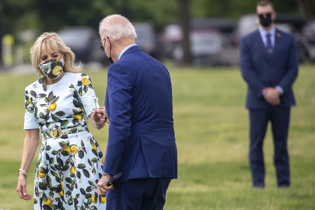 Biden sul prato della Casa Bianca coglie un fiore per Jill - Ultima Ora - ANSA