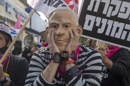 Proteste in Israele nel giorno in cui è ripreso il processo al premier  Benyamin Netanyahu © EPA
