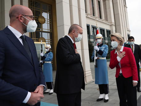Ursula Von der Leyen (a destra) con Charles Michel (a sinistra) e Recep Tayyip Erdogan © EPA