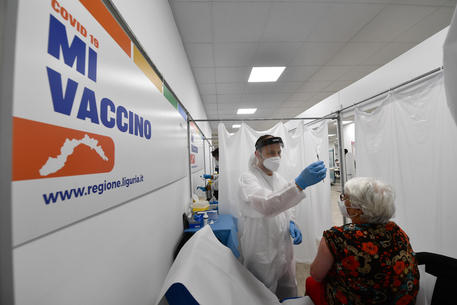 L'hub vaccinale a Genova San Benigno © ANSA