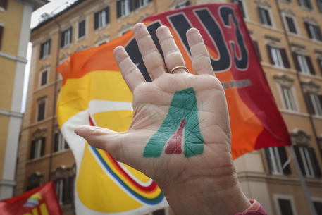 La mano di un dipendente di Alitalia che protesta (Foto Ansa) © ANSA