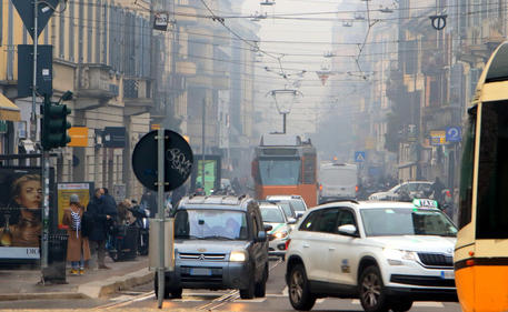 L'inquinamento in una città europea (Foto Ansa) © ANSA