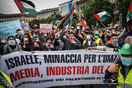 Manifestazione pro Palestina a Milano, centinaia in piazza - Lombardia -  ANSA.it