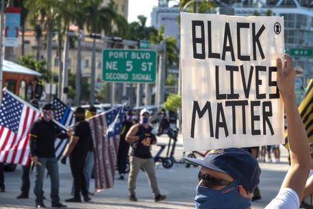 Una manifestazione di protesta della comunità afroamericana statunitense dopo gli omicidi delle persone nere da parte delle forze di polizia © ANSA 
